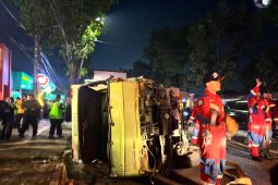 Kecelakaan di Jalan Gatot Subroto Bandung: Mobil Boks Terguling Setelah Tersangkut Pohon