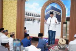 Gubernur Gusnar Tarawih di Masjid Darul Arqam