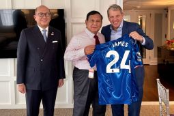 Prabowo menerima jersey Chelsea bertanda tangan Reece James dari Boehly