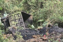 Truk batubara "nyemplung" ke jurang di Sumedang, polisi kerahkan crane