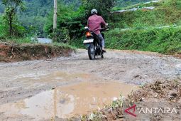 Pemkab Bandung menargetkan perbaiki 14 persen jalan dalam tiga tahun