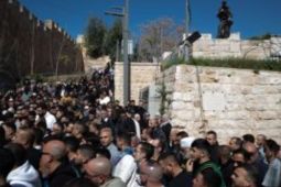 Di tengah pembatasan Israel, 100.000 jamaah shalat Jumat di Al-Aqsa