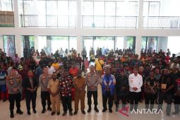 Polda salurkan bantuan sembako bagi ratusan pengungsi Moskona di Bintuni