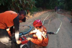 Longsor Ciamis hari ini: Jalan Cimaragas-Cidolog ditutup, BPBD lakukan pembersihan