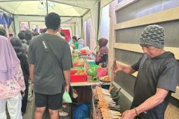 Warga Bali multi keyakinan dan wisatawan berburu takjil di Kampung Wanasari