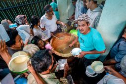 Tradisi pembagian bubur muhdor khas Timur Tengah di Tuban