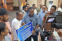 Gubernur Kambu salurkan hibah Otsus untuk 17 pengelola homestay