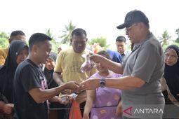 Gubernur Gorontalo melayani warga berbelanja di pasar murah Ramadhan