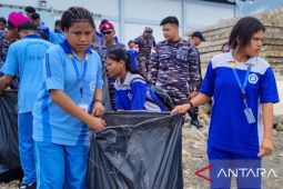 Kodaeral IX tanamkan cinta bahari pada siswa  di Ambon lewat bersih pantai
