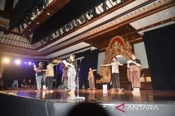 Para wartawan di Bali sulap kritik sosial jadi teater peringatan bulan bahasa