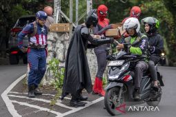 Pemandangan tak biasa! Superhero serbu jalanan Cimahi, tebar 100 takjil untuk warga di Bulan Ramadhan 1447 H