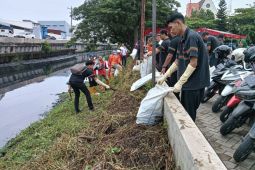 Ratusan orang gotong royong bersihkan Sungai Tawang Mas Semarang