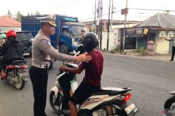 Ditlantas Polda Gorontalo bagikan takjil sambil edukasi pengendara