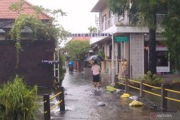 Aliran sungai meluap genangi permukiman warga di Denpasar