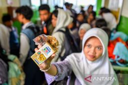 Program MBG Ramadhan 2026 di Bandung, siswa SMP Kemah bawa pulang paket kurma hingga susu untuk berbuka