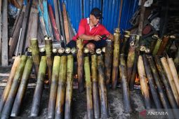 Pembuatan lemang beras ketan di Pontianak