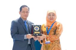 Khofifah terima Penghargaan Pembina Terbaik Pengelolaan Sampah 2026