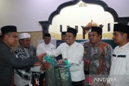 Bupati Paluta safari Ramadan di Batugana, serahkan bansos
