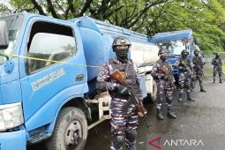 TNI AL Makassar gagalkan transaksi BBM ilegal di tengah laut