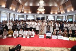 Gubernur Babel serahkan bantuan pendidikan-santunan untuk yatim piatu