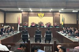 Sidang putusan kasus dugaan korupsi minyak mentah digelar hingga dini hari