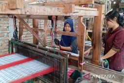 "Kevin Tenun" dari sewa alat, kini punya 16 pekerja