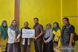 BPJS Ketenagakerjaan Cifest Cibarusah serahkan JKM ahli waris kader posyandu
