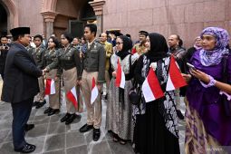 Diaspora dan mahasiswa Indonesia sambut kedatangan Presiden Prabowo di Abu Dhabi