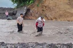 Polisi di Lumajang bantu siswa seberangi lahar dingin Gunung Semeru