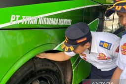 Dishub Cianjur melakukan inspeksi keselamatan ke garasi bus di Cianjur
