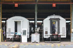Perawatan kereta di Balai Yasa Surabaya Gubeng
