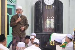 Bupati Anwar Sadat ikut menshalatkan dan antarkan Jenazah KH. Hasan Basri ke pemakaman