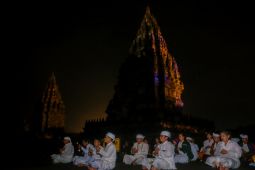 Ketika seribu cahaya dipa dan kumandang damaru warnai malam sakral di Candi Prambanan
