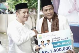 Bupati Karawang salurkan dana insentif untuk guru ngaji dan marbot