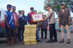 Polda Aceh bagikan 2,7 ton kurma kepada masyarakat