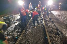 KAI Daop 7 Madiun perbaiki geometri perlintasan sebidang di Ngawi