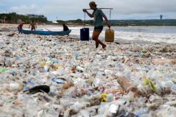 Penampakan sampah kiriman di Pantai Kedonganan