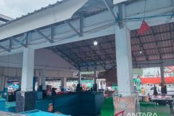 Aktivitas penjualan ikan sore hari di pelelangan terpantau sepi