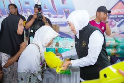 Khofifah berikan bantuan beras SPHP kepada lansia di Banyuwangi