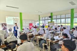 Asmo Kalbar edukasi pelajar SMA N 12 Pontianak melalui safety riding