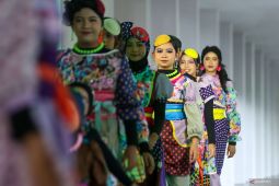 Peragaan busana muslim di Bandara Banyuwangi