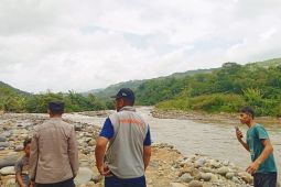 Tim SAR cari seorang anak hanyut di Sungai Cikandang