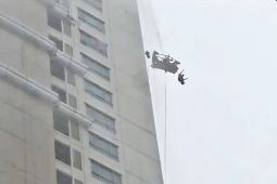 Satu pekerja tewas akibat gondola diterjang angin kencang di Surabaya