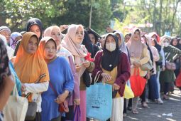 Warga Pontianak senang dapat sembako harga murah