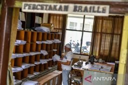 Biaya cetak mahal jadi biang kerok, produksi Al-Qur'an braille di Yayasan Wyata Guna merosot tajam tahun Ini