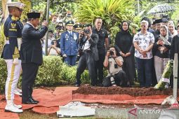 Hormati Try Sutrisno, Istana imbau pengibaran bendera setengah tiang