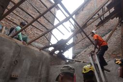 Atap rumah warga di Kota Madiun roboh karena bangunan tua