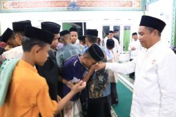 Safari Ramadhan ke pesantren, Darma Wijaya santri bisa menjadi Bupati