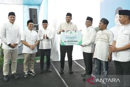 Gubernur Bobby serahkan Rp500 juta ke Masjid Agung Al Munawaroh Palas
