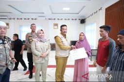 176 KK terdampak Siklon Senyar di Madina dapat bantuan tahap II